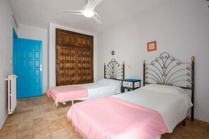 2 bedrooms, internet, bed sheets