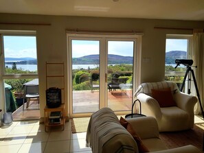 Smart TV, fireplace, books - Stunning Sea views 3 bed bungalow - 5 mins from beach! (Castletownbere)