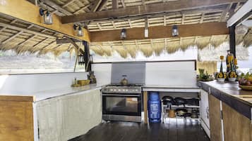 Oven, stovetop, coffee/tea maker, electric kettle