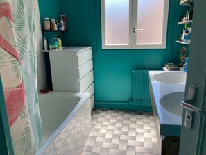 Een douche, een haardroger, handdoeken, zeep