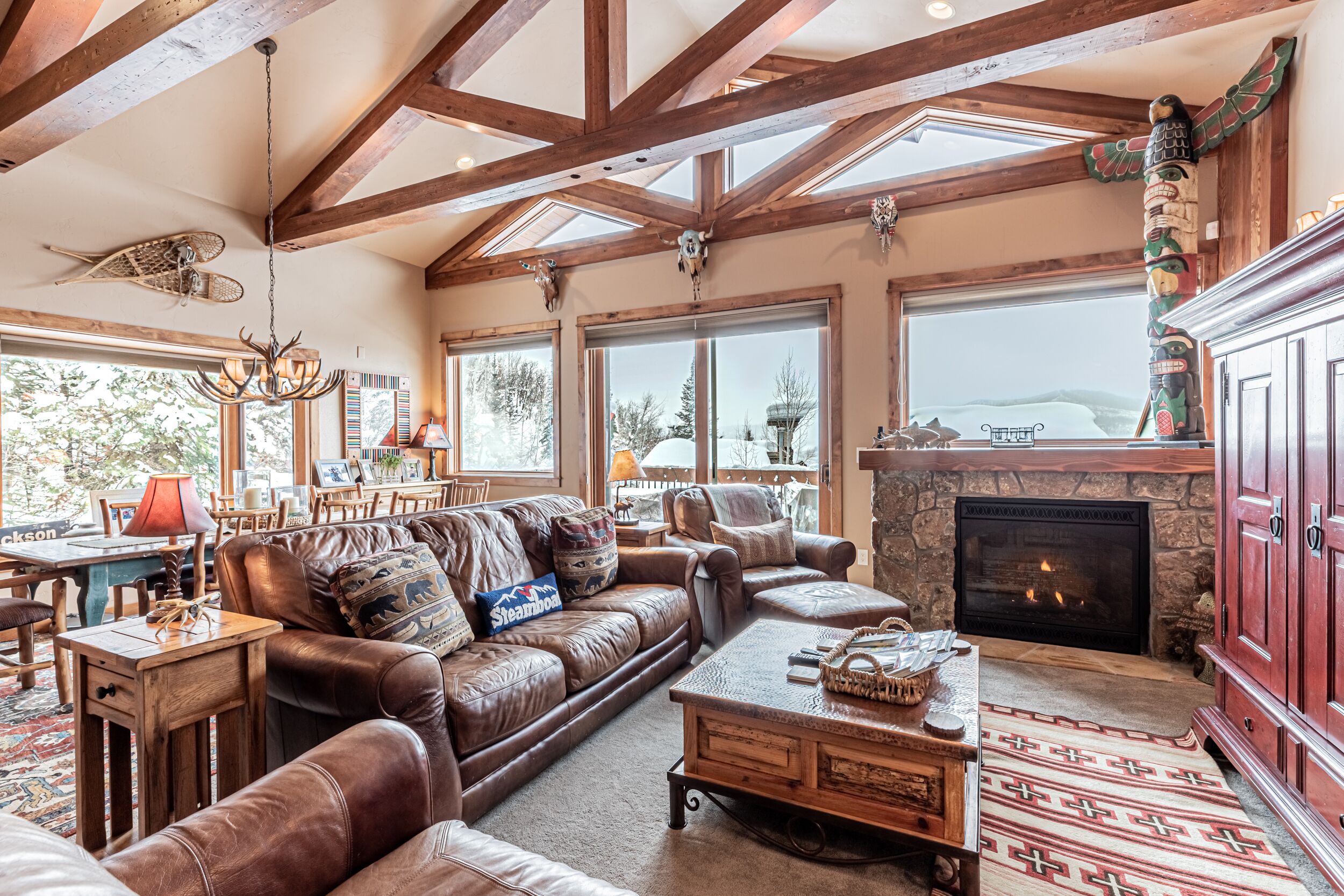 Televisión y chimenea 