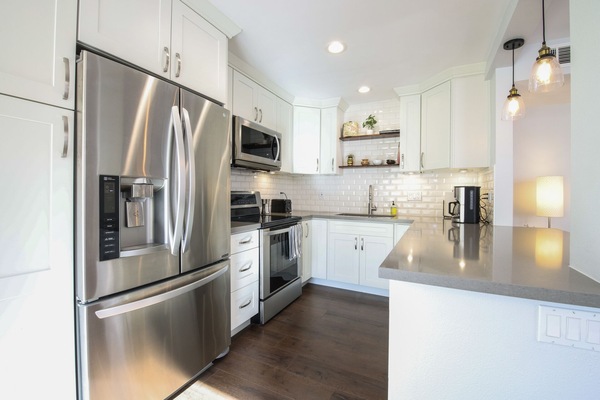 Réfrigérateur, micro-ondes, four, plaque de cuisson