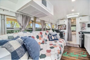 1 bedroom, bed sheets - Getaway Skoolie- OFF Grid & Take you wherever your heart desire (Portage)