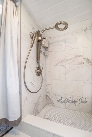 Douche, serviettes fournies, savon, shampoing