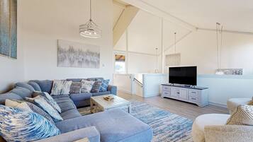 Una televisión, una chimenea