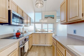 Geladeira, micro-ondas, fogão, cooktop