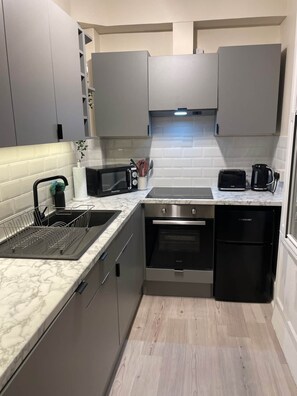 Kjøleskap, mikrobølgeovn, ovn og kokeplater