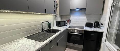 冷蔵庫、電子レンジ、オーブン、コンロ