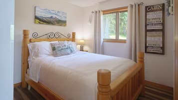 3 quartos, escrivaninha, ferros/tábuas de passar roupa, berço de viagem