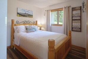 3 habitaciones, escritorio y tabla de planchar con plancha