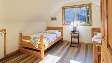 3 dormitoris, escriptori i planxa i posts de planxar