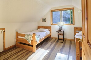 3 makuuhuonetta, työpöytä, silitysrauta/-lauta, vauvan matkasänky