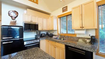 KĂŒhlschrank, Mikrowelle, Ofen, Herdplatte