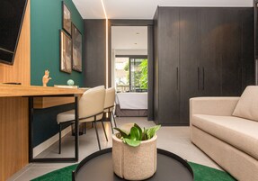 Studio Casal | Zona de estar | Smart TV de 40 pulgadas con canales digitales, una televisión