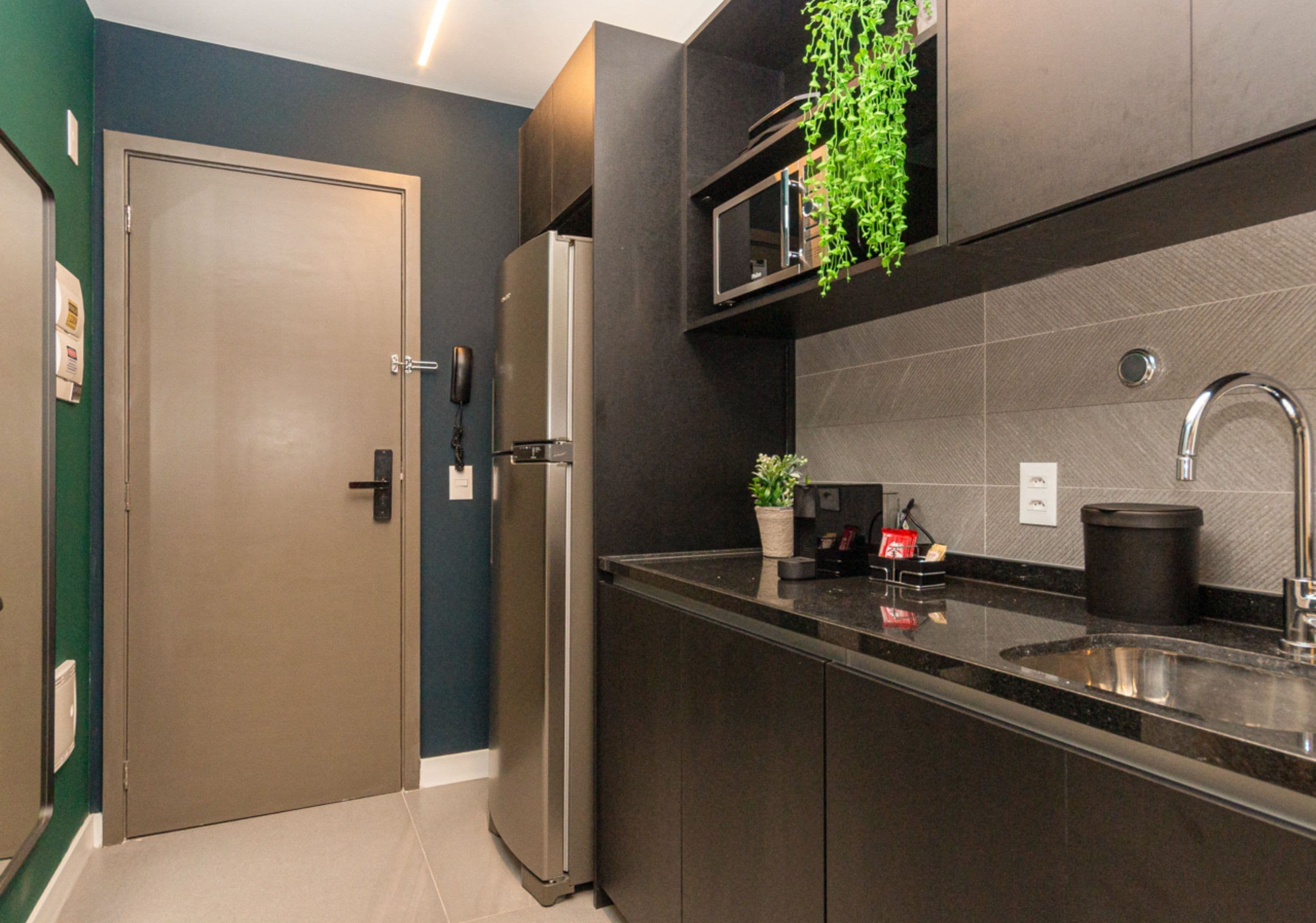 Estudi tradicional | Cuina privada | Frigorífic gran, microones i placa de cuina 