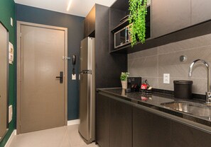 Studio Casal | Private kitchen | Full-size fridge, microwave, stovetop, cookware/dishes/utensils - Charlie Bossa Ipanema (Rio de Janeiro)