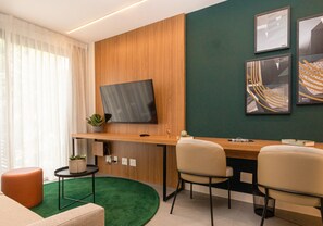 Studio Casal | Living area | 40-inch Smart TV with digital channels, TV - Charlie Bossa Ipanema (Rio de Janeiro)