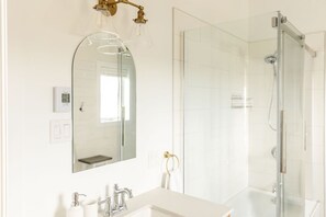 Dusche, Haartrockner, Handtücher, Toilettenpapier