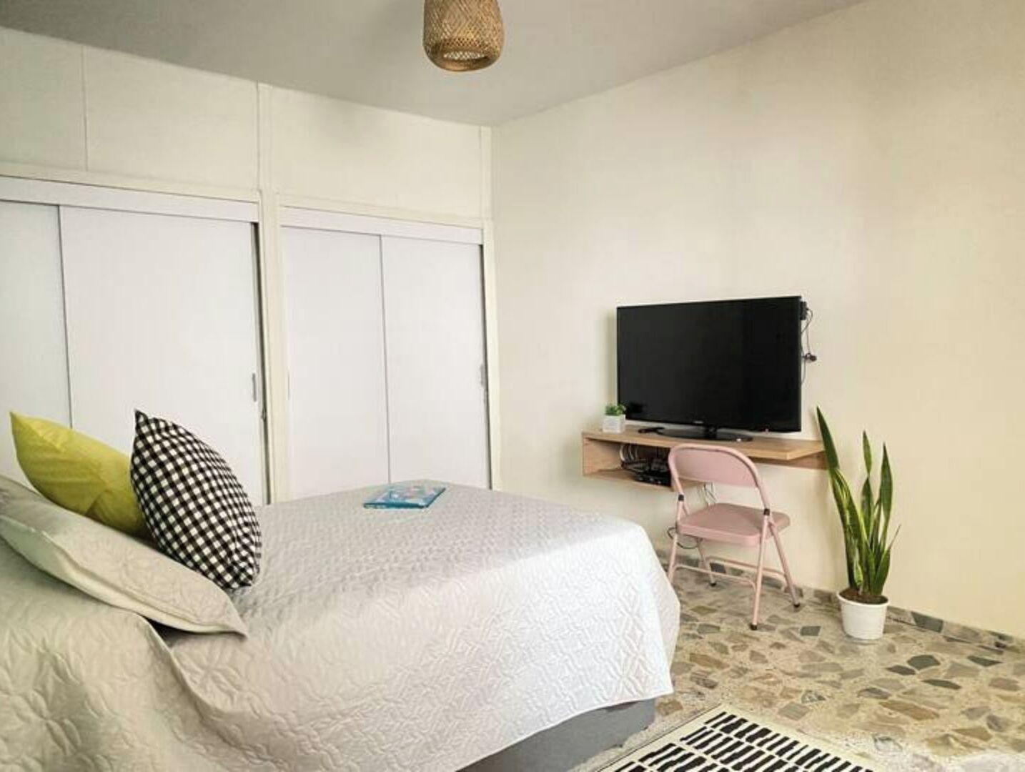 5 bedrooms, desk, iron/ironing board, travel crib