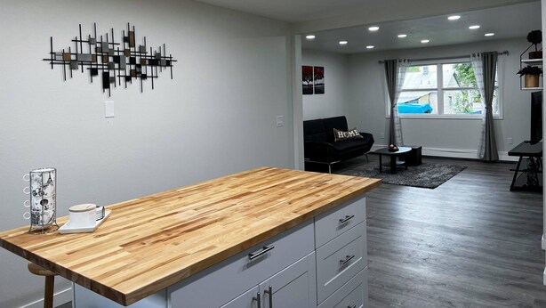 Een moderne keuken met een houten aanrecht en ingebouwde lades.
