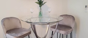 Clean, Comfy & Convenient. 1Bed Village Apt by MNR