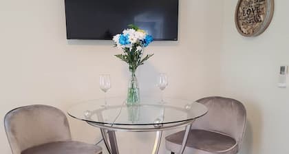 Clean, Comfy & Convenient. 1Bed Village Apt by MNR