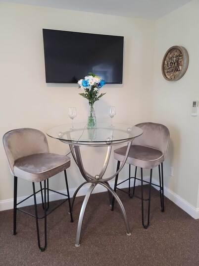 Clean, Comfy & Convenient. 1Bed Village Apt by MNR