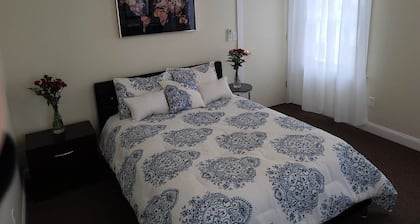 Clean, Comfy & Convenient. 1Bed Village Apt by MNR