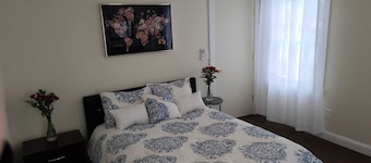 Clean, Comfy & Convenient. 1Bed Village Apt by MNR
