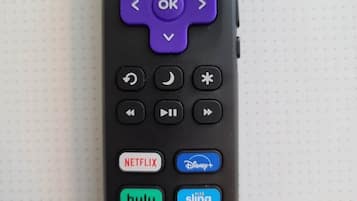 Un control remoto con botones direccionales, un botón de OK y botones para Netflix, Hulu y Sling.