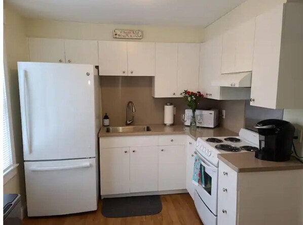 Geladeira, micro-ondas, fogão, cooktop