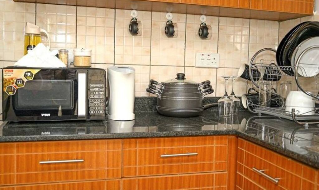 Réfrigérateur, micro-ondes, four, bouilloire électrique