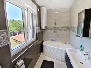 Een douche, een haardroger, handdoeken, toiletpapier