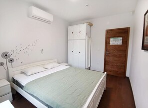 5 slaapkamers, een bureau, een strijkplank/strijkijzer, reisbedje