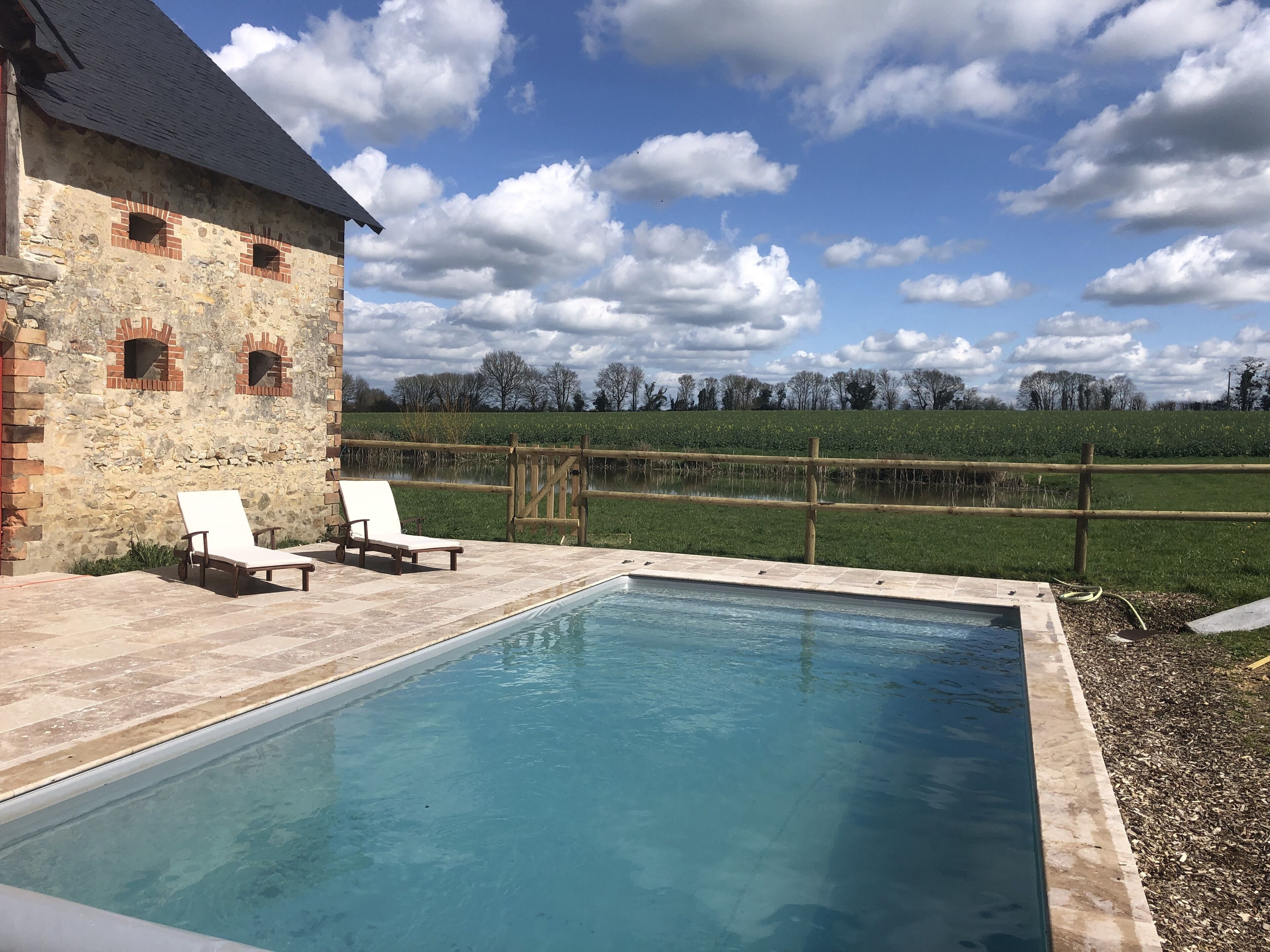 Una piscina al aire libre