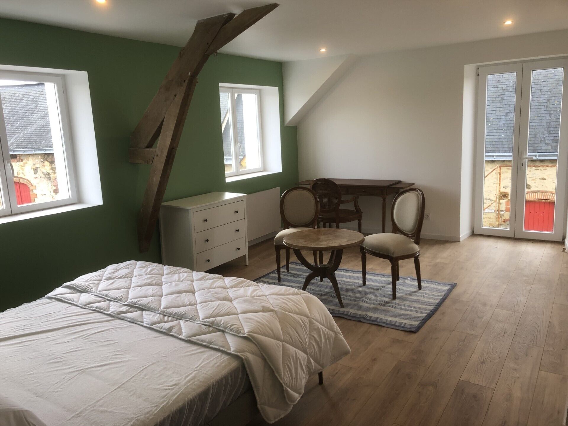 8 habitaciones, escritorio, cuna de viaje y wifi gratis 