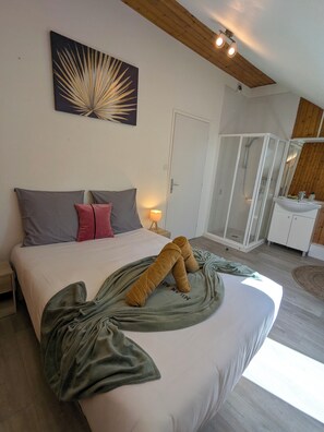 A bedroom with a bed, a shower, and a bathroom. - LE MILAN ROYAL APARTMENT IN CHARACTER PROPERTY (Montperreux)