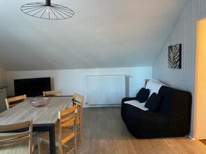 Téléviseur, lecteur de DVD, table de baby-foot, livres