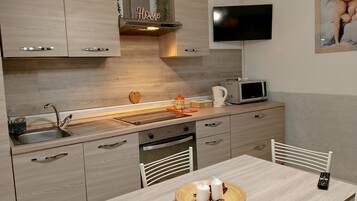 Frigorifero, microonde, forno, piano cottura