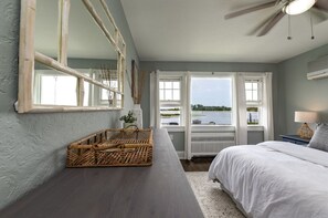 6 bedrooms, desk, iron/ironing board, travel crib