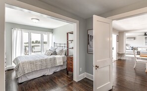 6 slaapkamers, een bureau, een strijkplank/strijkijzer, reisbedje