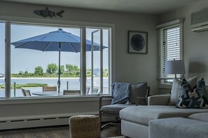 Smart TV, table tennis, books, stereo