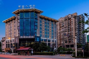 Un hotel con fachada moderna, varios pisos y señalización llamativa.