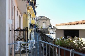 Desk, soundproofing, free WiFi, bed sheets - Signora Tita B&B Chianalea Scilla (Scilla)