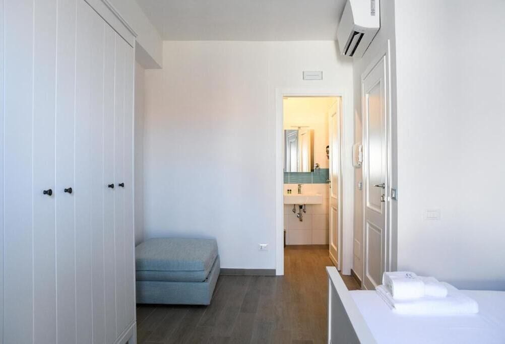 Een bureau, geluiddichte muren, gratis wifi, beddengoed