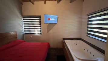 Habitación junior | Camas Select Comfort, muebles diferentes, wifi gratis y ropa de cama