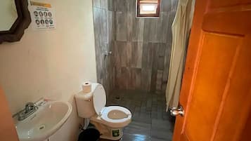 Kamar Junior | Kamar mandi | Bathtub dan shower terpisah dan bathtub dengan aliran air