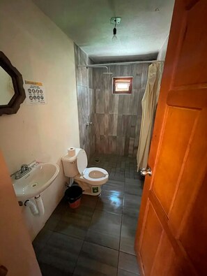 Junior Room | Bilik Mandi | Tab mandi dan pancuran berasingan, tab mandi berpancutan 
