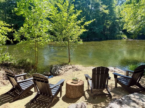 Cozy Cottage on Applegate River Micro-Farm at Vineyards.15 Min to Jacksonville