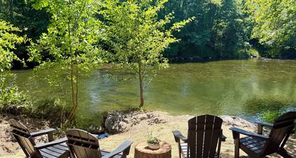 Cozy Cottage on Applegate River Micro-Farm at Vineyards.15 Min to Jacksonville